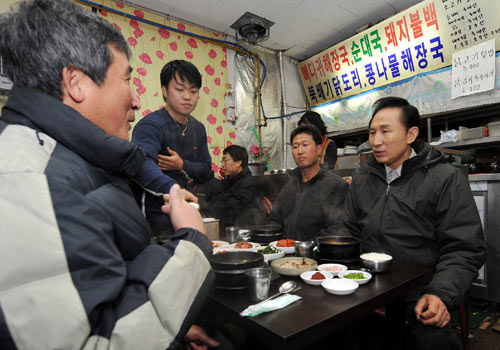 李明博听民众诉苦哭红眼圈 送老人围巾(图)