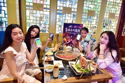 腾讯《一起来捉妖》手游打造“拒宅日-美食福利”